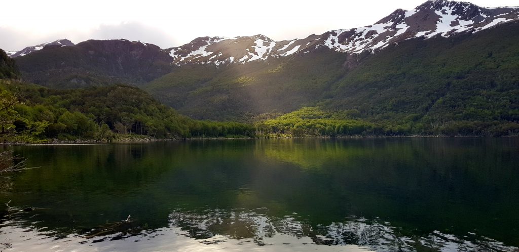vue depuis châlet sur lac et montagne patagonie