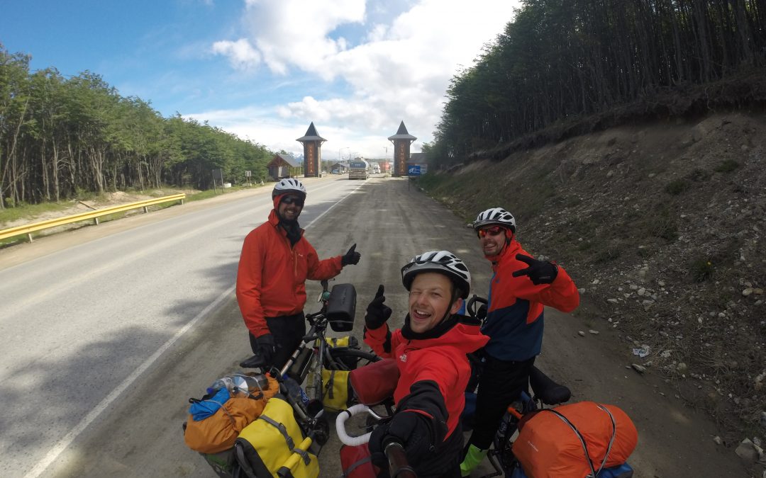 3 hommes à vélo entrée Ushuaïa